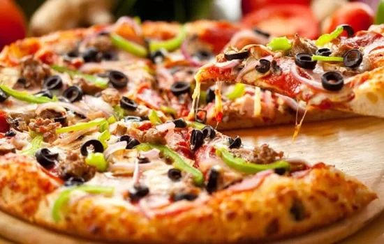پیتزا مخلوط با گوشت